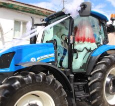 Bilecik'te evlenen “çiftçi başkan”, traktörü gelin arabası yaptı