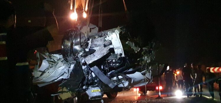 Bursa'da 3 aracın karıştığı kazada 1 kişi öldü, 5 kişi yaralandı