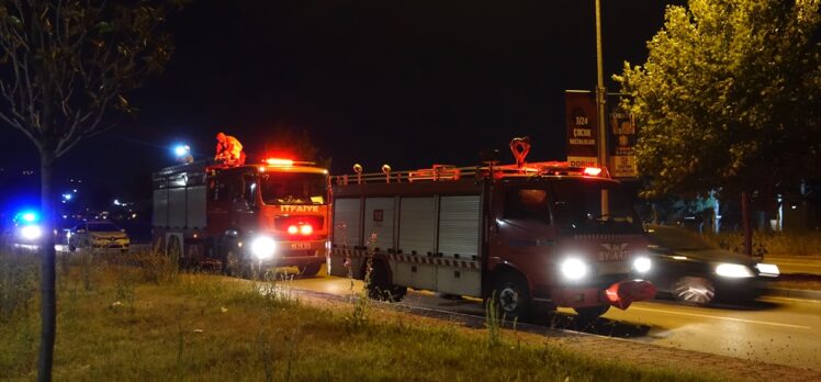 Bursa'da bir araçla çarpıştıktan sonra su kanalına düşen otomobildeki 5 kişi yaralandı