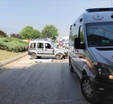 Bursa'da kamyonete çarparak devrilen hafif ticari aracın sürücüsü öldü