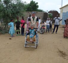 Çad'da bedensel engelli çocuğa Türkiye'deki hayırseverlerin bağışıyla tekerlekli sandalye sürprizi