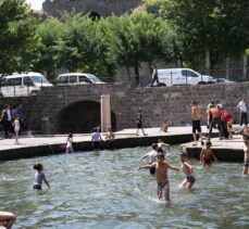 Diyarbakır'da sıcaktan bunalan çocuklar süs havuzunu doldurdu