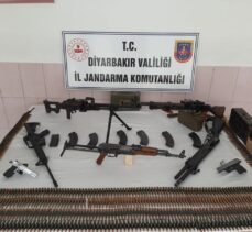 Diyarbakır'da tabutta ve eski okul binasında 7 silah ile mühimmat ele geçirildi
