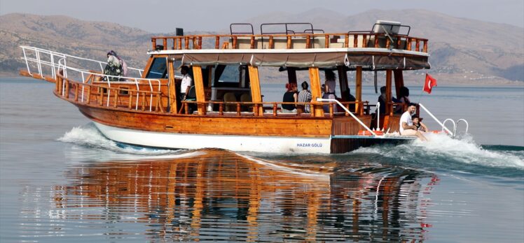Doğu'da tatilcilerin vazgeçilmez adresi Hazar Gölü, turizmde bayram bereketi yaşıyor