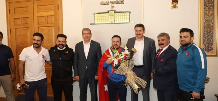 Dünya şampiyonu işitme engelli güreşçi Dursun Güzel, Sivas Valisi Salih Ayhan'ı ziyaret etti