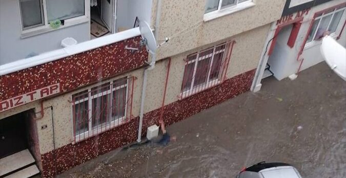 Edirne'deki kuvvetli yağış sırasında elektrik akımına kapılan genç ağır yaralandı