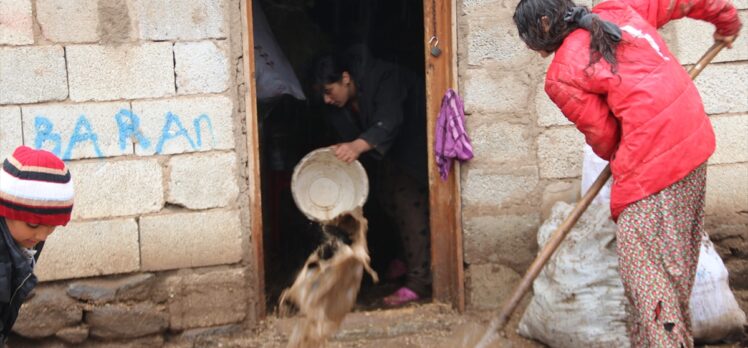Erciş'te şiddetli yağış 13 köyde taşkınlara yol açtı