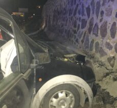 Erzurum'da hafif ticari araç istinat duvarına çarptı: 1 ölü,1 yaralı