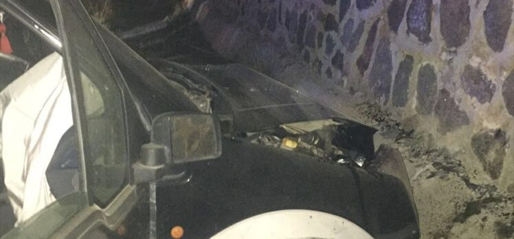 Erzurum'da hafif ticari araç istinat duvarına çarptı: 1 ölü,1 yaralı