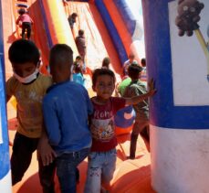 Eskişehir'de bir grup yardımsever mevsimlik tarım işçilerinin çocukları için seyyar oyun parkı oluşturdu