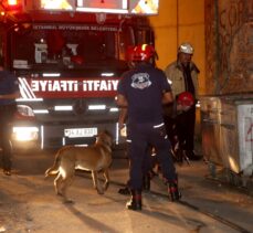 GÜNCELLEME – Fatih'te 3 katlı metruk binanın bir kısmı çöktü