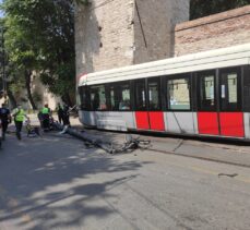GÜNCELLEME – Fatih'te raydan çıkan tramvay elektrik direğine çarptı