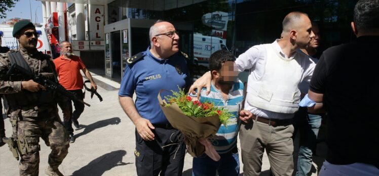 Gaziantep'te hastane önünde başına silah dayayan kişi, ikna edilerek gözaltına alındı