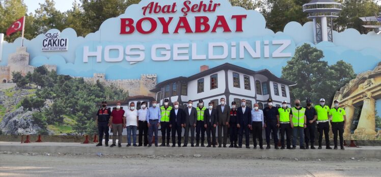 İçişleri Bakan Yardımcısı Ersoy, Sinop'ta trafik denetlemesine katıldı yoldakilerle bayramlaştı
