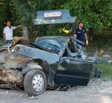 Isparta'da otomobil durağa  çarptı: 2'si ağır 5 yaralı