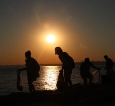 İstanbul Doğa Sporları Kulübü üyeleri, Kadıköy'de sahil temizliği yaptı
