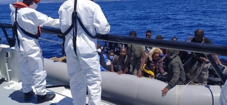 İzmir açıklarında farklı zamanlarda lastik botta bulunan 68 düzensiz göçmen kurtarıldı