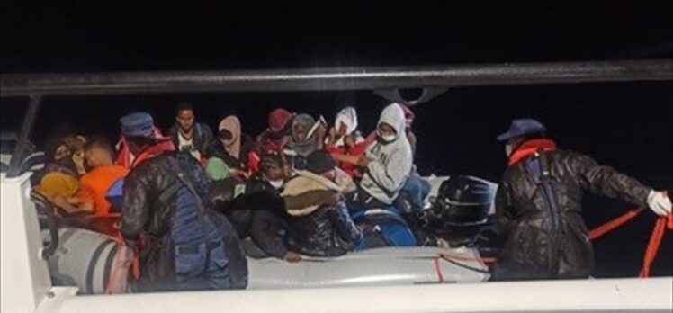 İzmir ve Aydın'da Türk kara sularına itilen 128 sığınmacı kurtarıldı