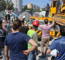 GÜNCELLEME 2 – İzmir'de otomobil metro inşaatındaki 25 metrelik boşluğa düştü: 1 ölü, 1 yaralı