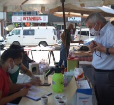 İzmir'de pazar yerinde Kovid-19 aşı standı kuruldu