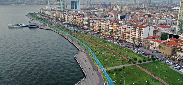 İzmir'de vatandaşlar akşam üstü Kordonboyu’na akın etti