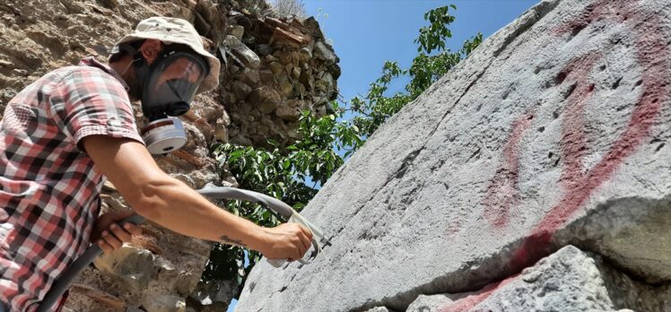 İznik'in tarihi surlarındaki yazılar “kumlama” yöntemiyle siliniyor