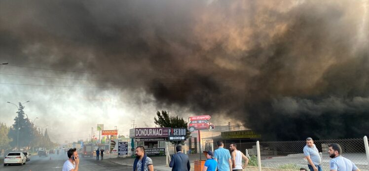 Kahramanmaraş'ta tekstil fabrikasında çıkan yangına müdahale ediliyor