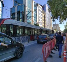 Karaköy'de tramvayın çarptığı taksi şoförü yaralandı