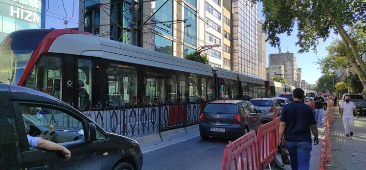 Karaköy'de tramvayın çarptığı taksi şoförü yaralandı