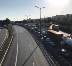 Kocaeli'de 3 tırın karıştığı zincirleme kaza otoyolda trafiği aksattı