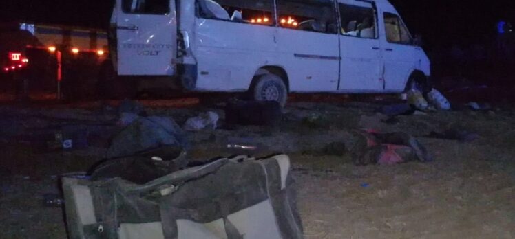 Konya'da mevsimlik işçileri taşıyan minibüs şarampole devrildi: 1 ölü, 14 yaralı