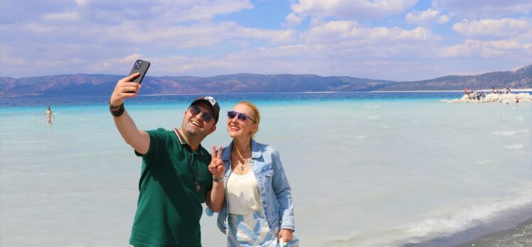 Kültür ve Turizm Bakanı Mehmet Nuri Ersoy'un eşi Pervin Ersoy ile ünlüler Salda Gölü'nü gezdi