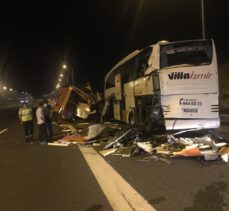 Kuzey Marmara Otoyolu'nda yolcu otobüsü ile tıbbi atık aracı çarpıştı: 4 yaralı