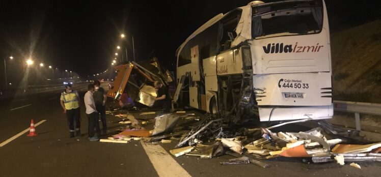 Kuzey Marmara Otoyolu'nda yolcu otobüsü ile tıbbi atık aracı çarpıştı: 4 yaralı