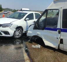Manisa'daki 3 araca çarpan minibüsteki 15 kişi yaralandı