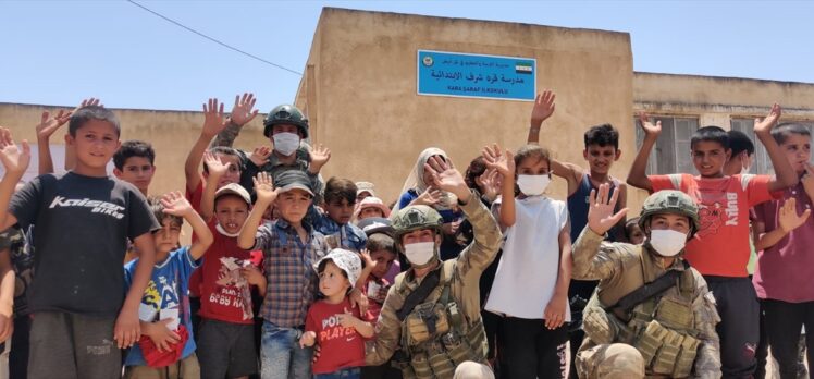 Mehmetçiğin Barış Pınarı bölgesindeki yardım faaliyetleri devam ediyor