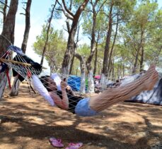Mersin'de çadır ve karavan tutkunları bayram tatilini kampta geçiriyor