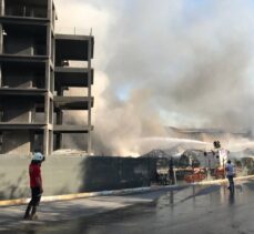 GÜNCELLEME – Mersin'de çivi fabrikasında çıkan yangına müdahale ediliyor