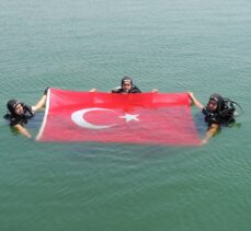 Mersin'de dalgıç polisler su altında Denizcilik ve Kabotaj Bayramı'nı kutladı
