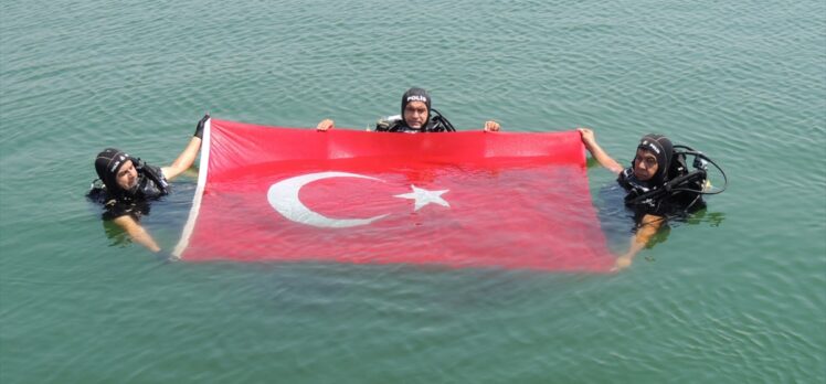 Mersin'de dalgıç polisler su altında Denizcilik ve Kabotaj Bayramı'nı kutladı