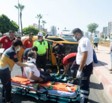 Mersin'de devrilen taksinin şoförü yaralandı