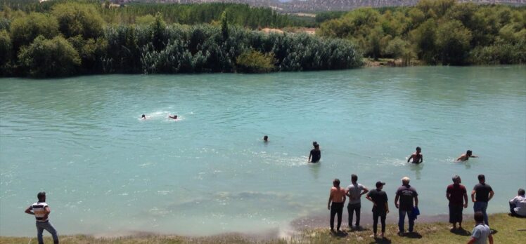 Mersin'de yüzmek için nehre giren genç kayboldu