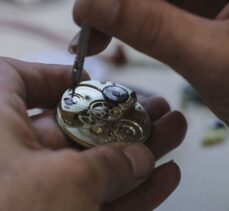 “Saatlerin doktoru” Türkiye'deki camilerde Osmanlı'ndan kalan antika saatleri onarmayı hedefliyor
