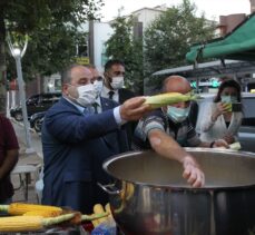 Sanayi ve Teknoloji Bakanı Varank, Samsun'da vatandaşlara süt mısır ikramında bulundu