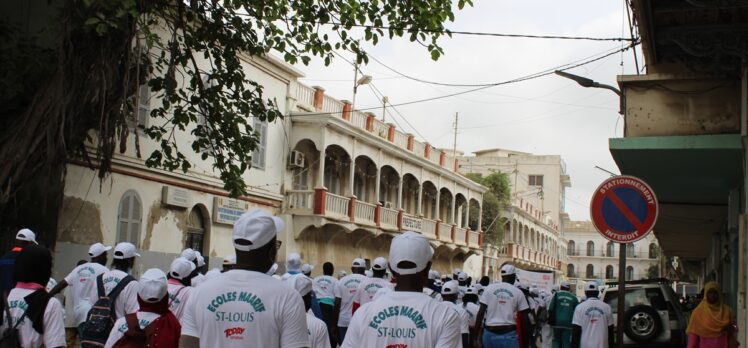 Senegal Saint-Louis Maarif Okulundan yürüyüş etkinliği