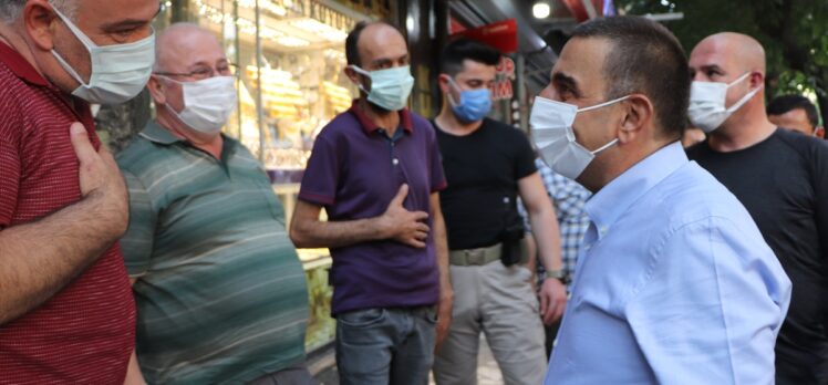 Siirt Valisi Hacıbektaşoğlu ve İl Emniyet Müdürü Yılmaz, ikna ettiği vatandaşları aşı çadırına yönlendirdi