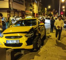 Sultanbeyli'de trafik kazasında 2 kişi yaralandı