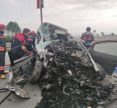 Trabzon'da hafif ticari araç yön levhası direğine çarptı: 2 ölü, 4 yaralı