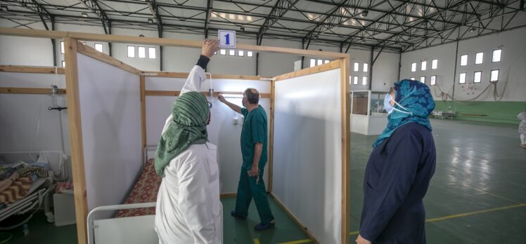 Tunuslu doktor ailenin gönüllülerle kurduğu sahra hastanesi salgınla mücadeleye destek oluyor