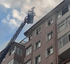 Ümraniye'de bir apartmanın çatısında çıkan yangın söndürüldü